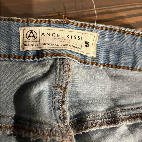 Designer embroidered light denim jeans - Picture 2 of 6